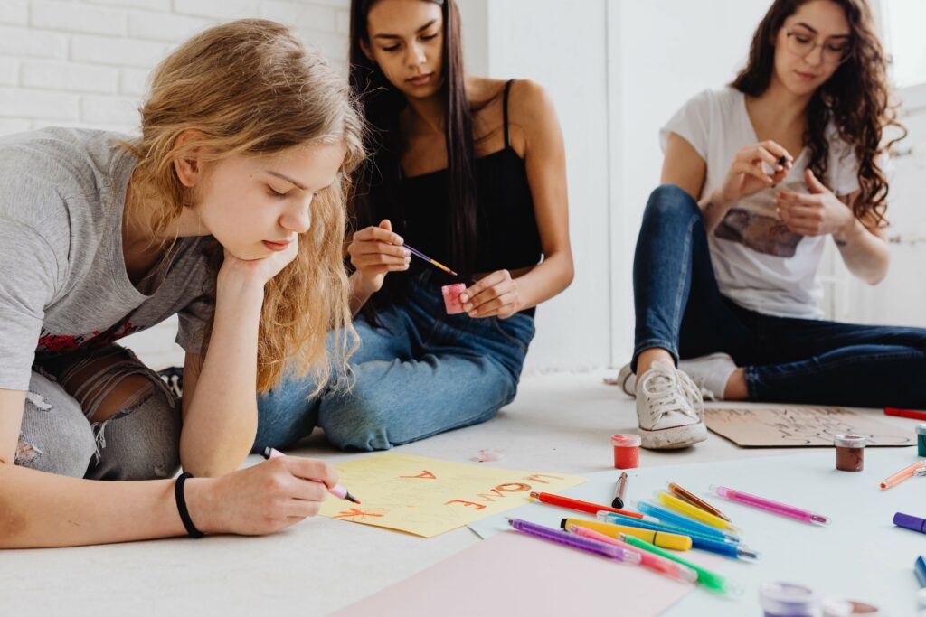 atelier artistique adolescentes